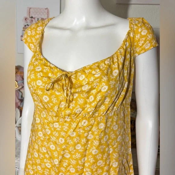 Reformation Madison mini dress Low Cut floral print in Yellow & white Size L - Picture 3 of 9